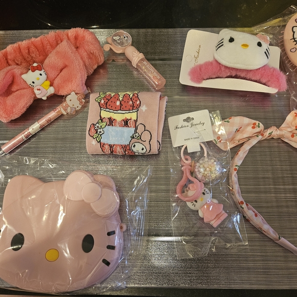 Hello Kitty Pink Accessory Gift Set with Tote, Headbands & Key Charm See 📸 - Picture 5 of 12